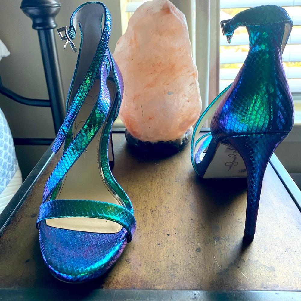 Chromatic color changing heels